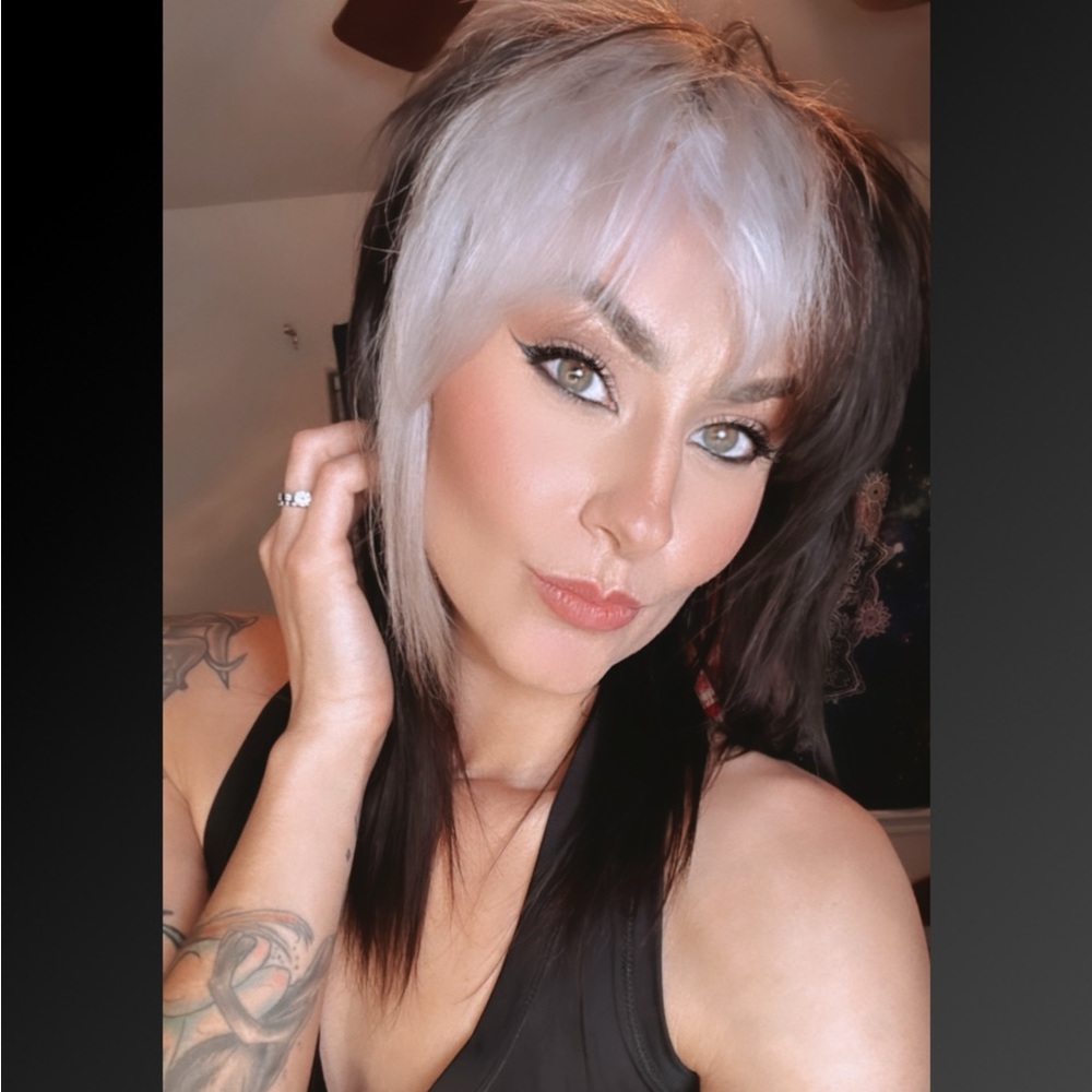 Meet your Posher, Lauren from Pueblo Colorado I offer Next Day Shipping
